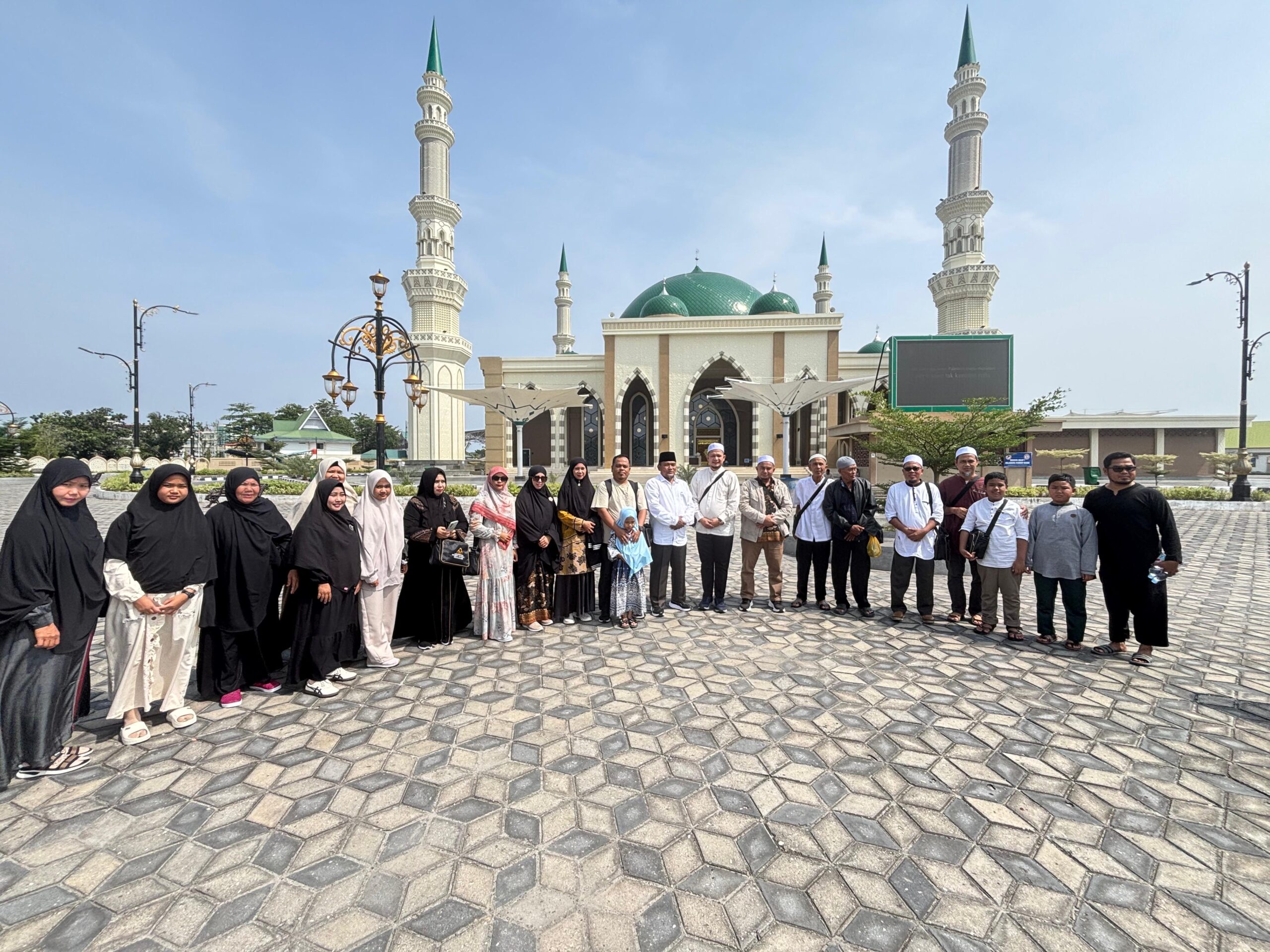 KETUA BAWASLU DUMAI BERANGKAT UMRAH, DILEPAS WAKIL WALI KOTA DI DIC